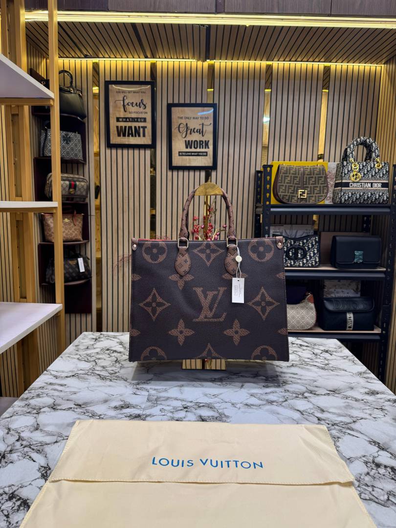 LOUIS VUITTION on the go bag (Store article)